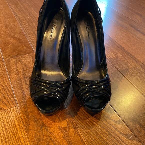 Black heels! - Picture 2 of 2